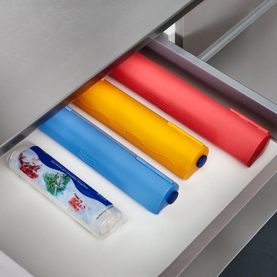 Schublade mit farbigen Rollen und einer Packung Plastiktüten