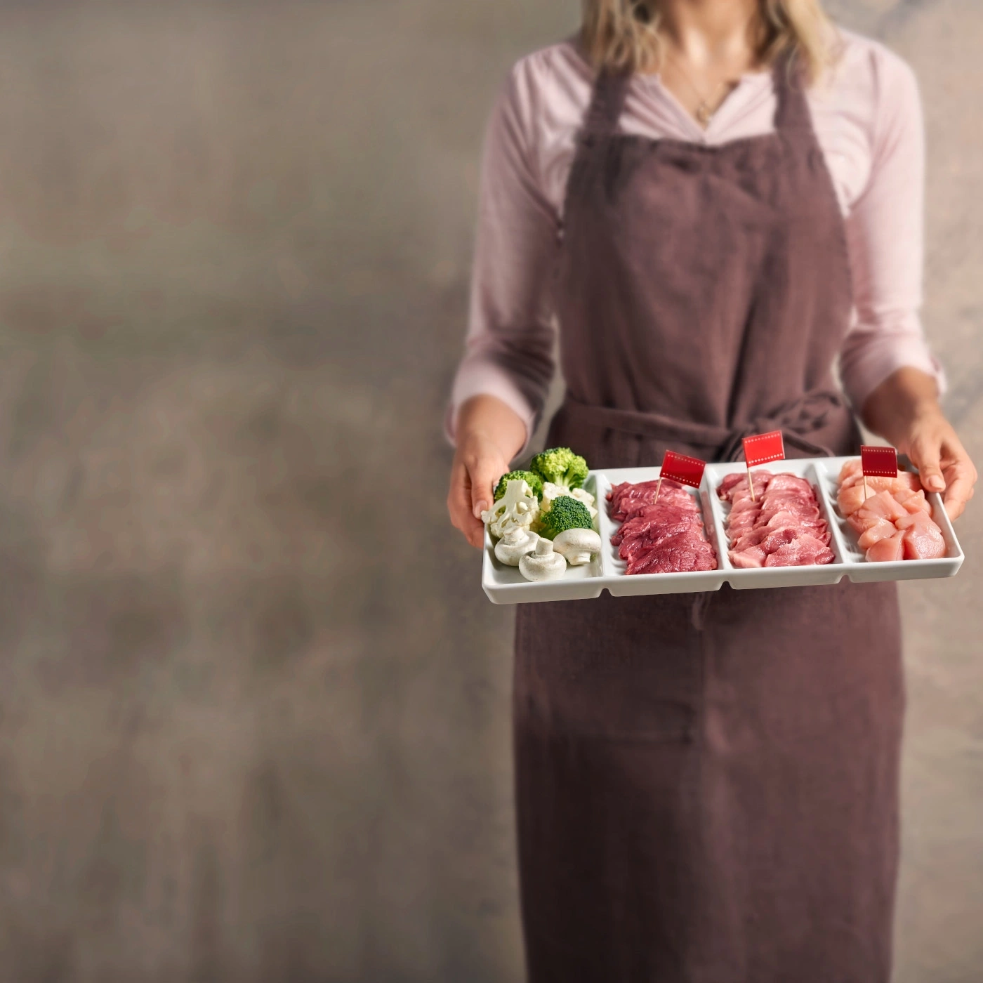 Person hält Tablett mit Fleisch und Gemüse, Nahaufnahme