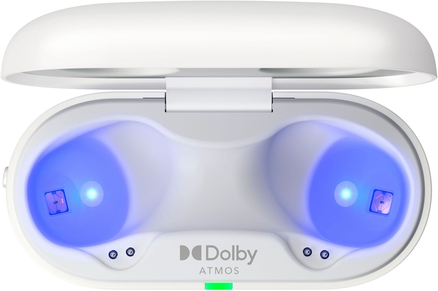 Weißes Ladecase mit blauen Lichtern und Dolby Atmos Logo, geöffnet.