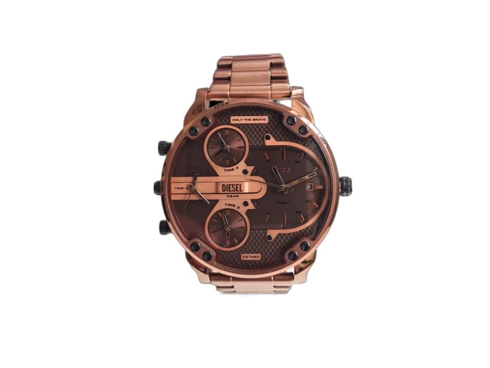 Die Uhr hat ein roségoldenes Armband und ein braunes Zifferblatt mit drei Zeitzonen.