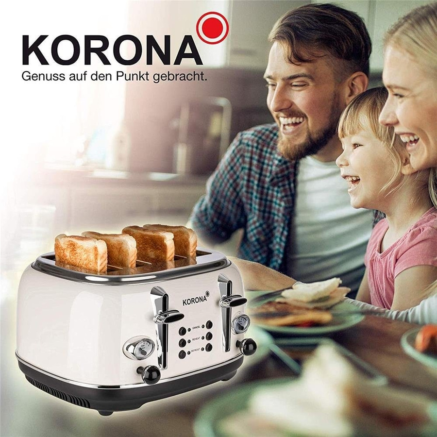 Familie am Tisch mit Toaster und Toastbrot, glücklich und lächelnd.