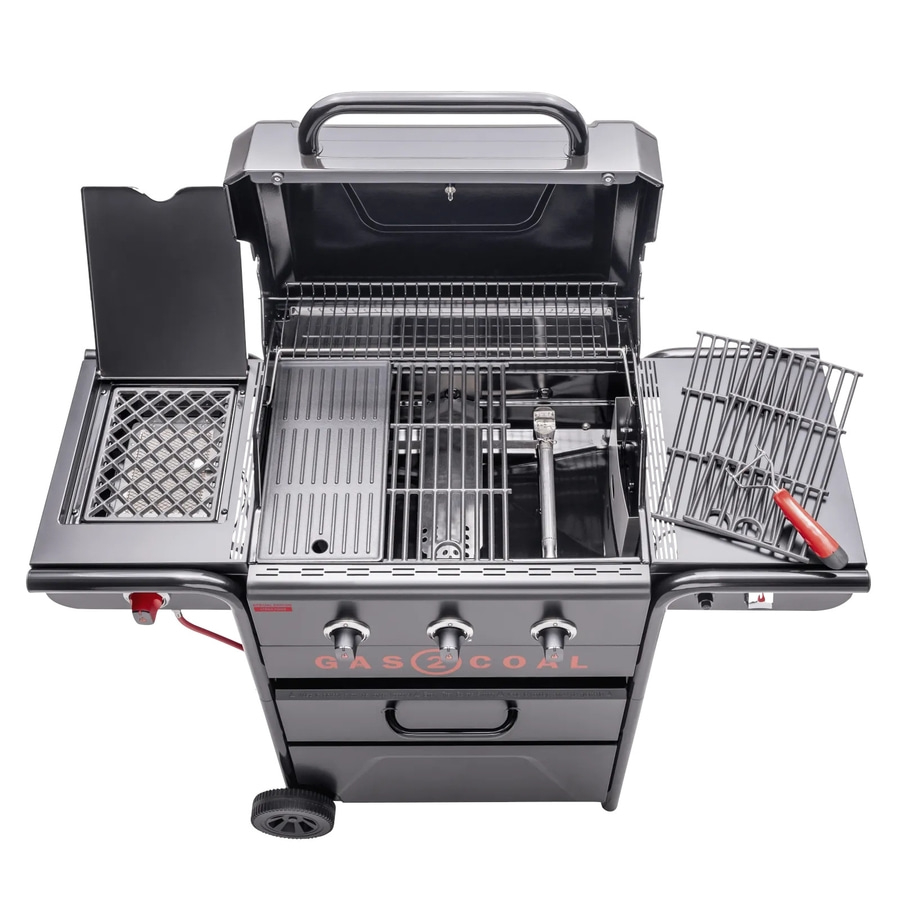 Gasgrill mit geöffnetem Deckel und Zubehör, bereit zum Grillen.