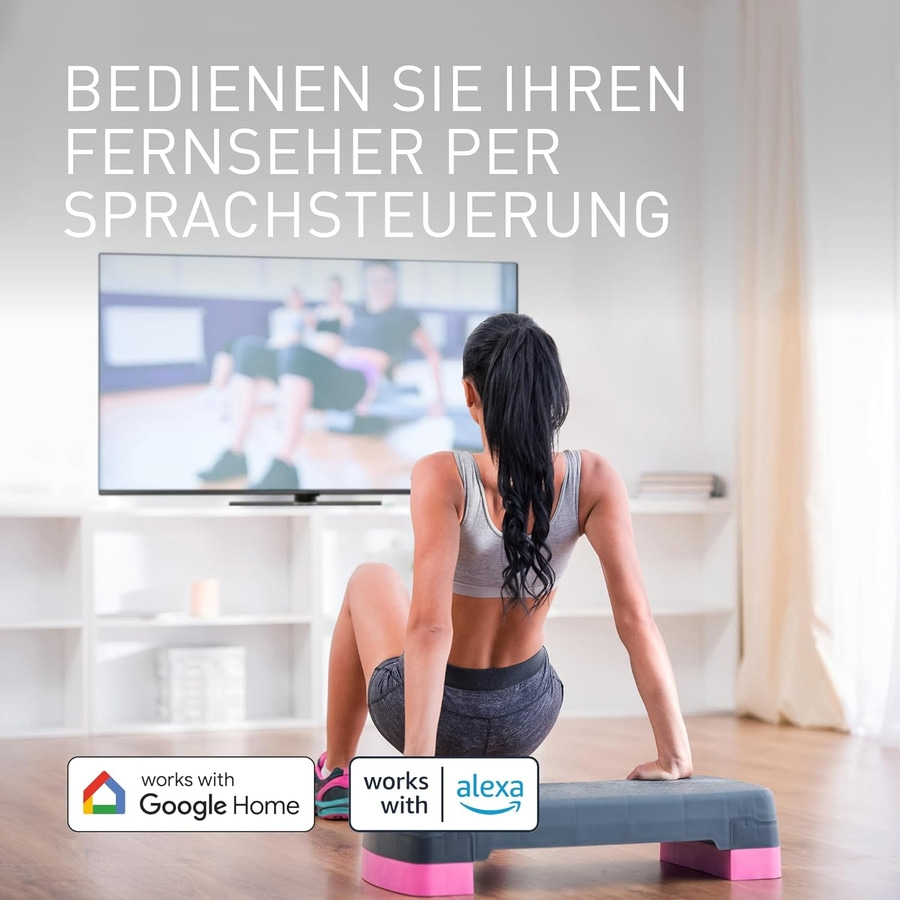 Frau sitzt vor Fernseher, Sprachsteuerung, Google Home, Alexa, Fitness