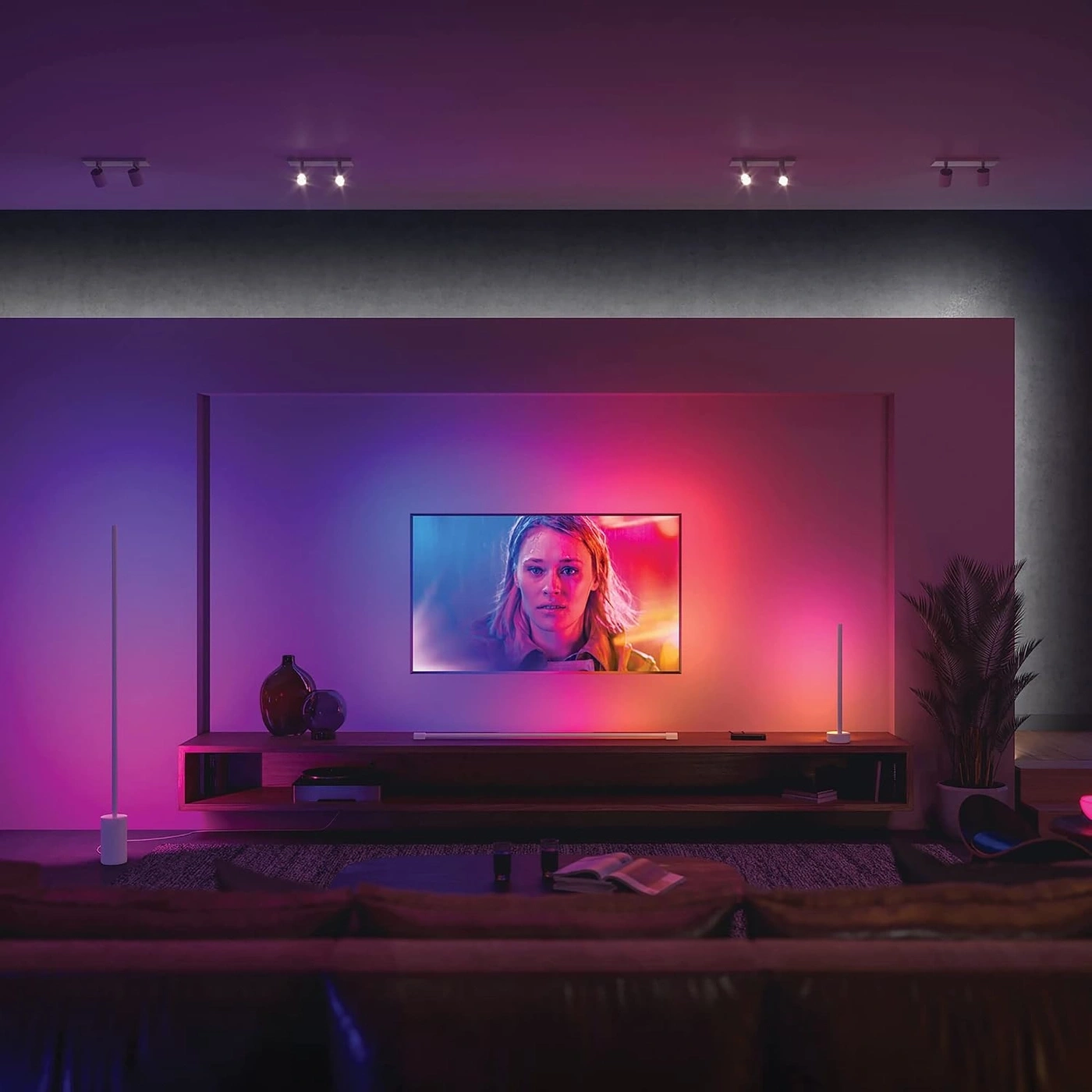 Moderne Wohnzimmer-Beleuchtung mit Ambiente-Lichteffekten auf dem Fernseher.