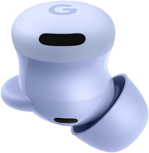 Ein Paar lavendelfarbene Google Pixel Buds Pro im Detailansicht. Sie haben das Google-Logo auf der Oberseite und eine schwarze Ohrspitze.