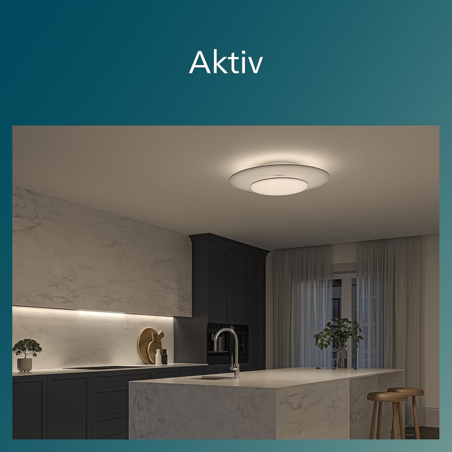 Moderne Küche mit Deckenleuchte und Kochinsel, Aktiv-Schriftzug