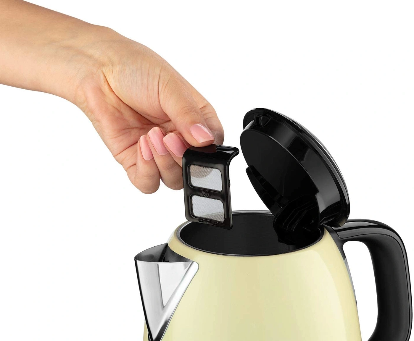 Hand hält Filter aus Wasserkocher, Deckel ist geöffnet, Nahaufnahme