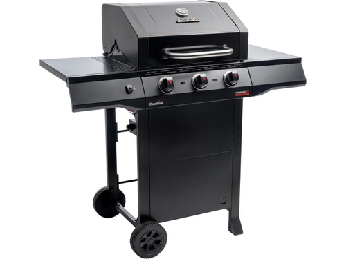 Schwarzer Gasgrill mit drei Brennern und Rädern für den Außenbereich.