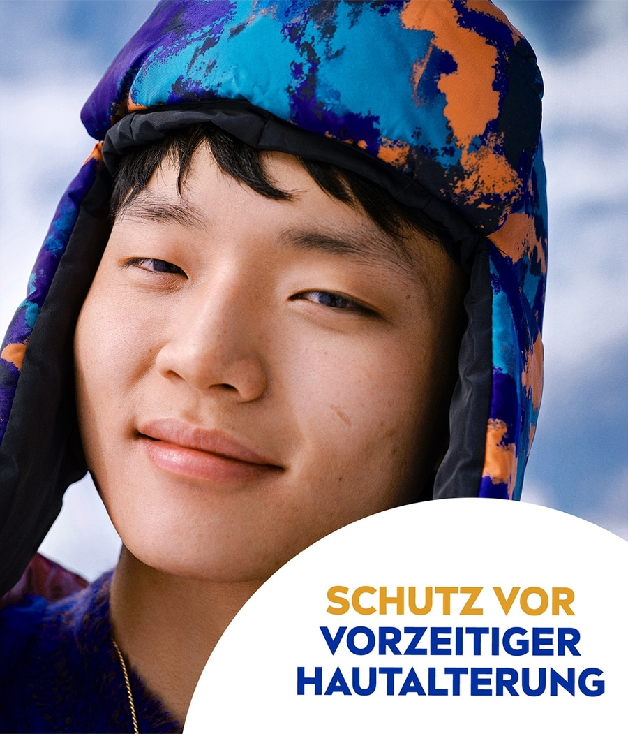 Junge Person mit Mütze, Text: Schutz vor vorzeitiger Hautalterung