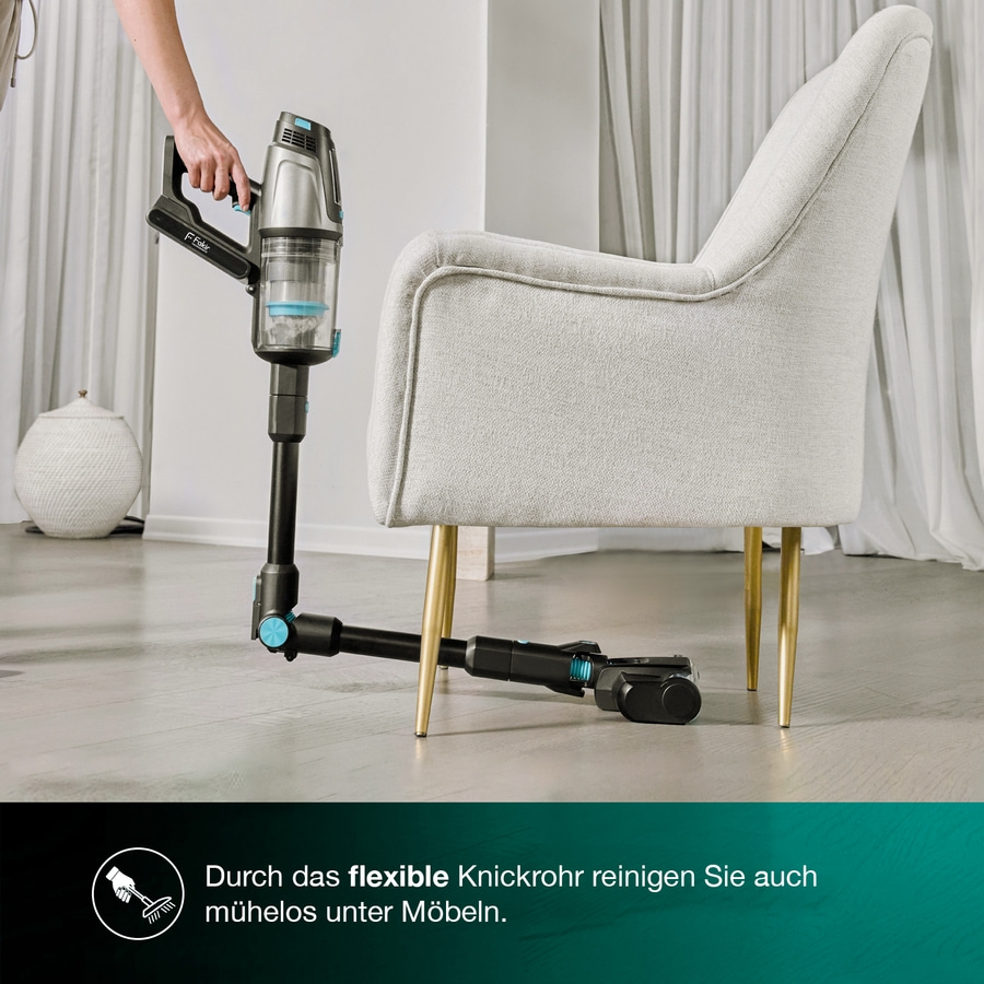 Staubsauger reinigt flexibel unter Möbeln.