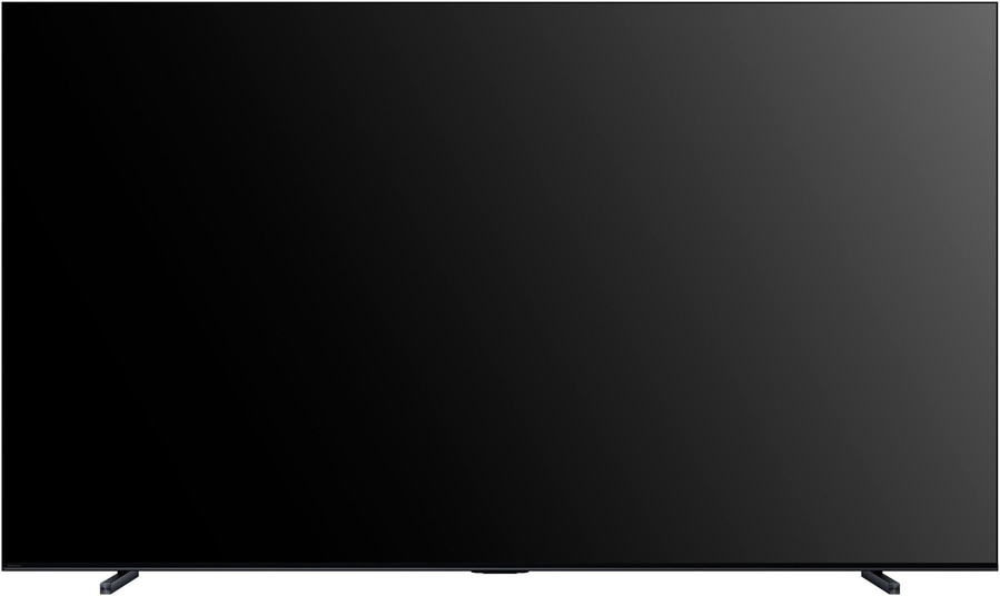 Ein großer schwarzer Hisense Fernseher mit einem schmalen schwarzen Ständer.
