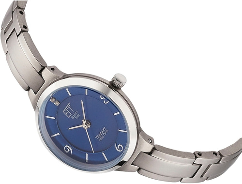 Blaue Uhr mit Titan-Armband, Solar-Antrieb und Eco Tech Time Logo.