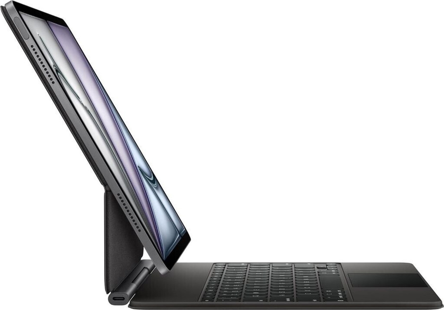 Ein Tablet mit Tastatur und einem Ständer, das an einem Schreibtisch steht.