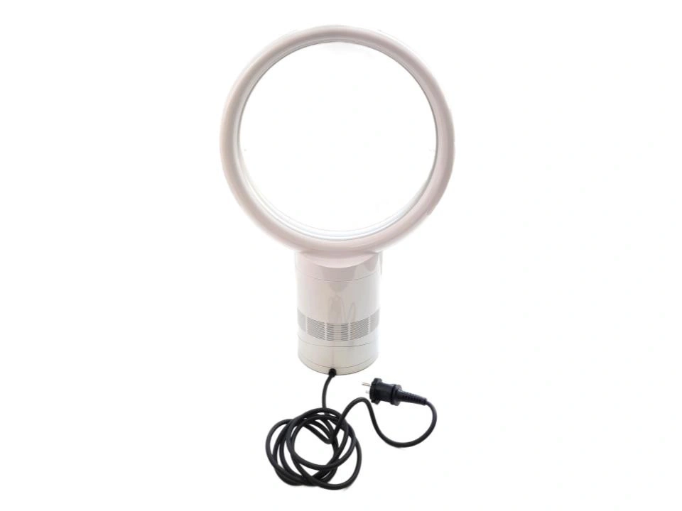 Ein weißer Ventilator ohne Flügel steht auf einem weißen Hintergrund mit einem schwarzen Kabel.