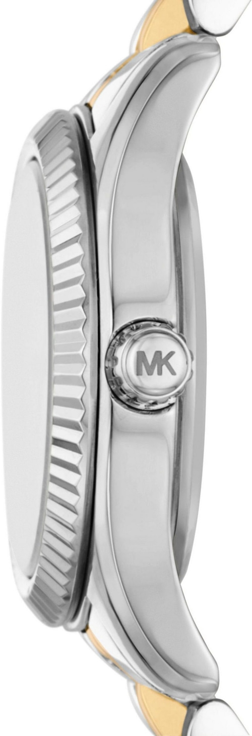 Nahaufnahme einer silbernen Michael Kors Uhr mit MK-Logo auf der Krone
