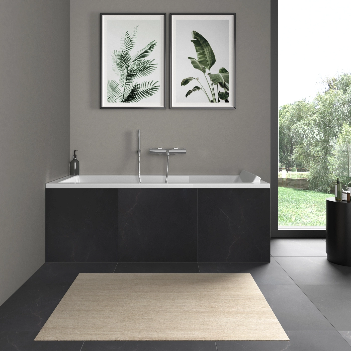 Modernes Badezimmer mit schwarzer Marmorwand, Badewanne und Pflanzenbildern.