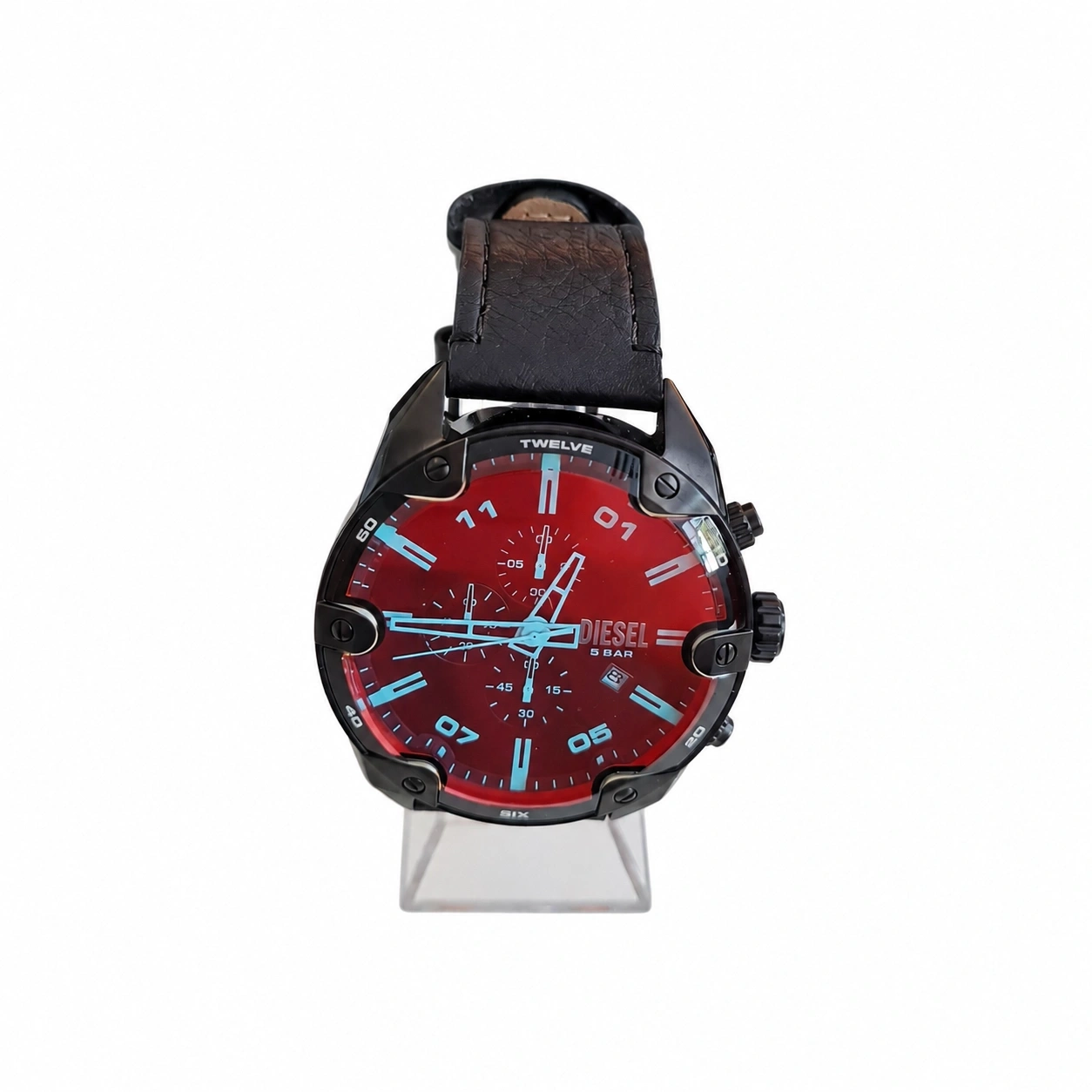 Eine rote Diesel Herrenuhr mit schwarzem Lederarmband.
