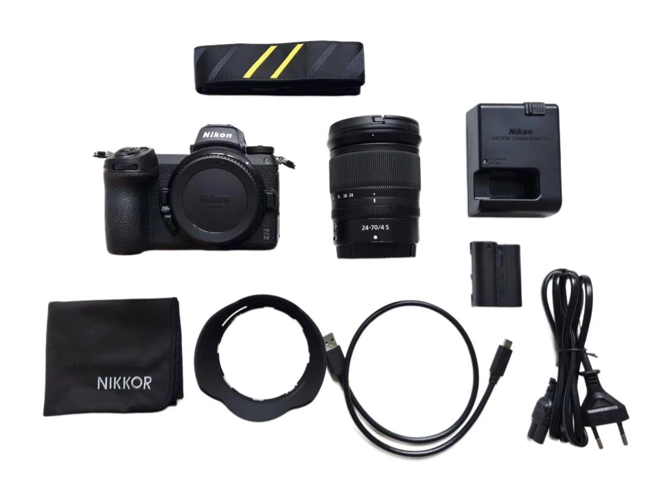 Nikon Kamera mit Objektiv und Zubehör