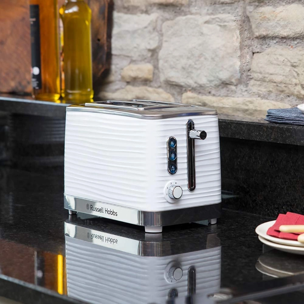 Weißer Toaster von Russell Hobbs auf einer schwarzen Oberfläche mit Reflexion