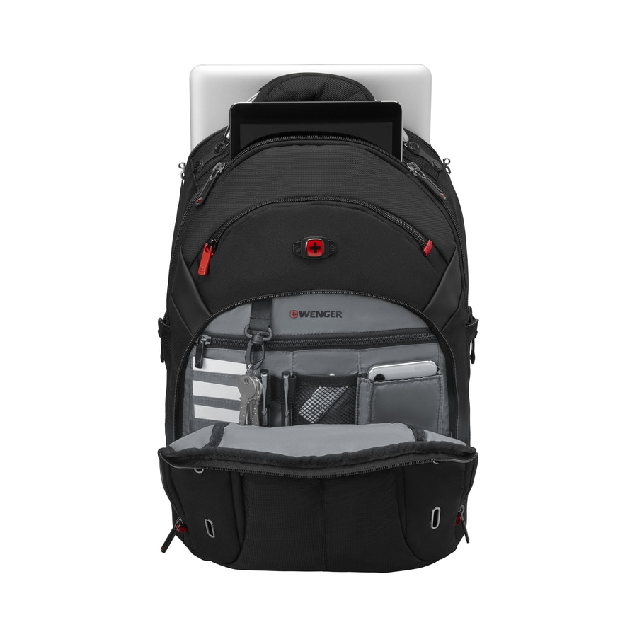 Schwarzer Rucksack mit Laptop, Tablet, Schlüsseln und Stiften, geöffnet, isoliert