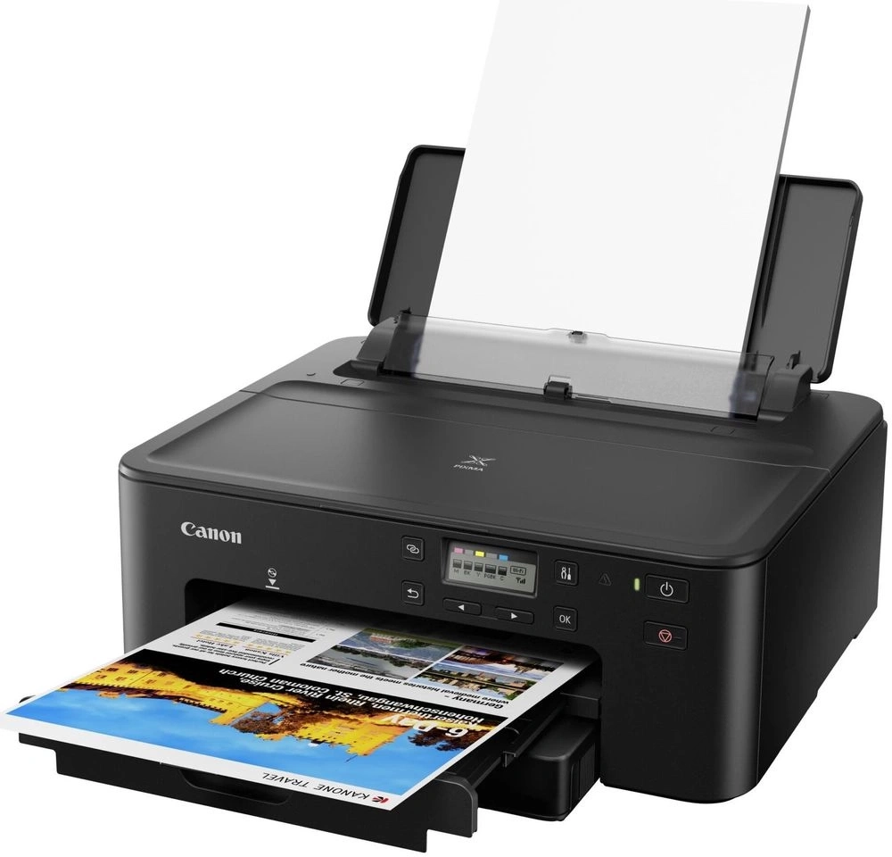 Ein schwarzer Canon Pixma Drucker druckt ein Bild mit einer Burg und Wasser mit dem Text "Kanonen Travel".