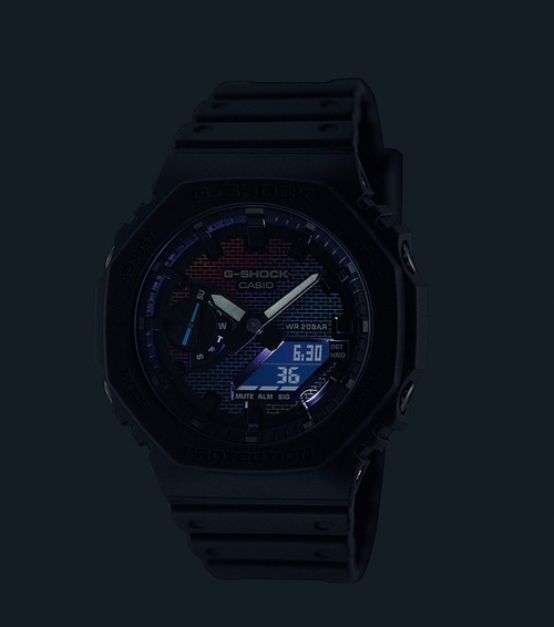 Schwarze G-Shock-Uhr mit digitaler Anzeige, leuchtendem Zifferblatt und Armband, Nahaufnahme.