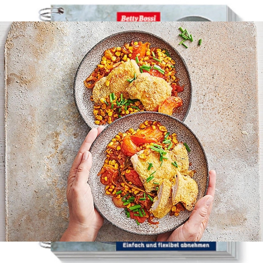 Zwei Teller mit Hähnchen und Gemüse, von Händen gehalten, auf einem Tisch