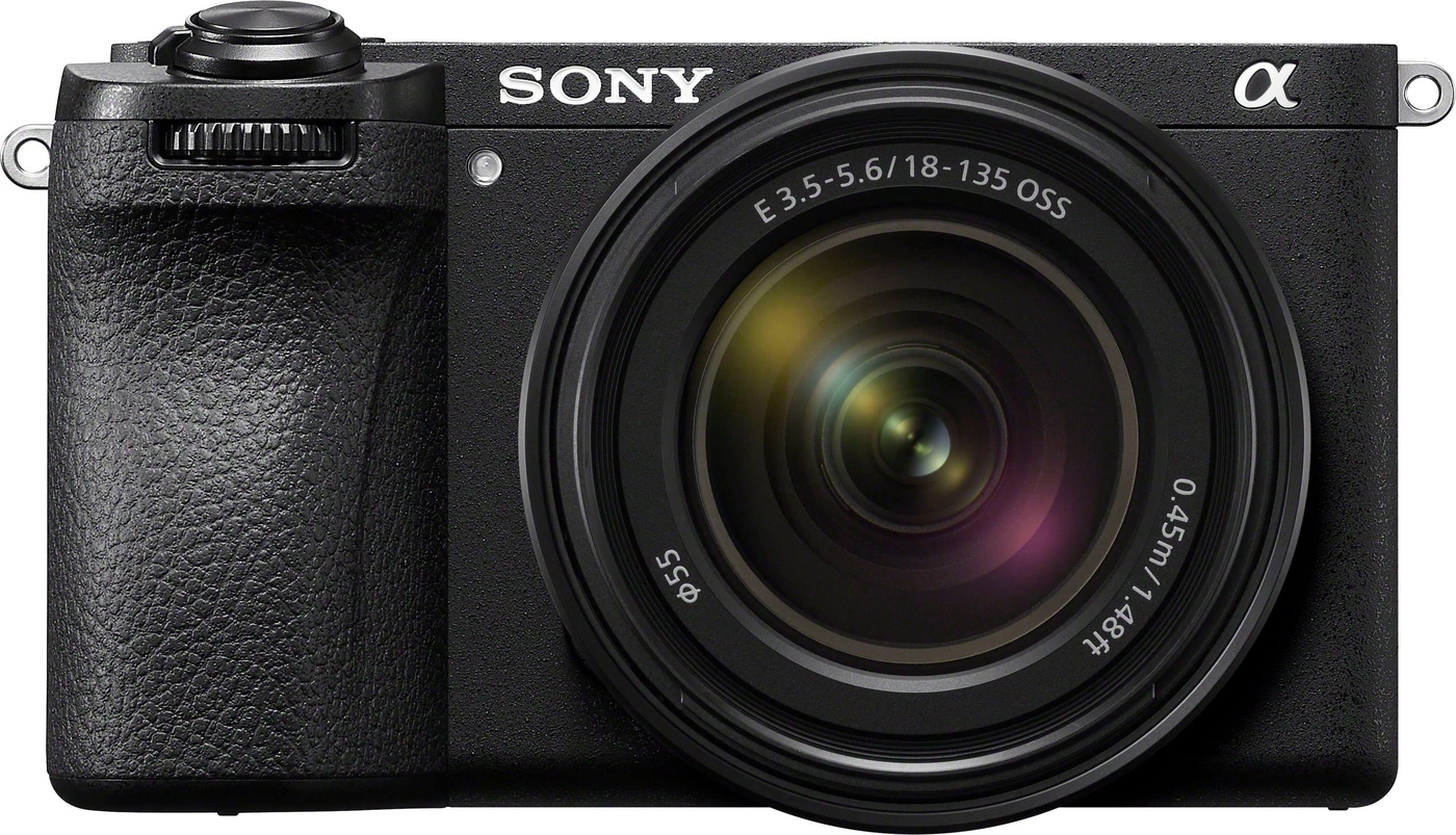 Eine schwarze Sony Alpha-Kamera mit Objektiv und Beschriftungen.