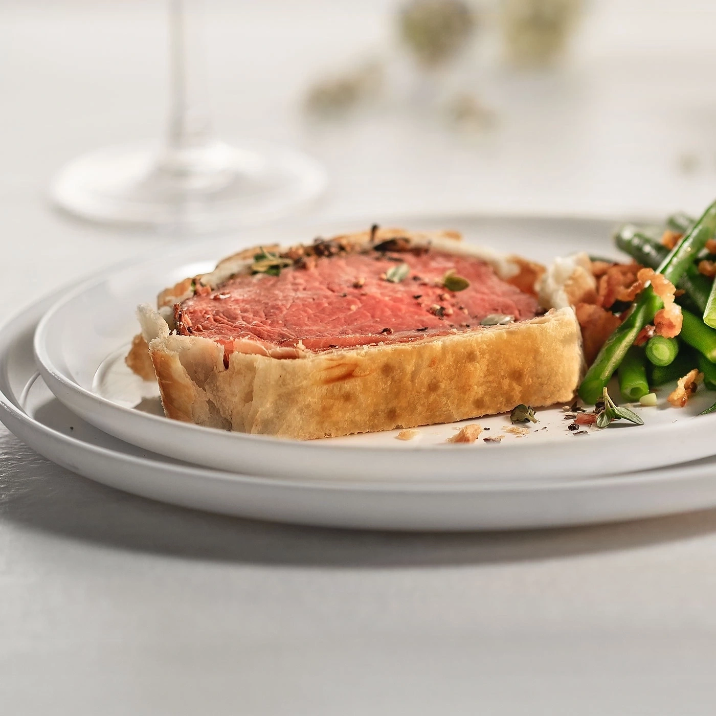 Ein Teller mit Rinderfilet Wellington und grünen Bohnen