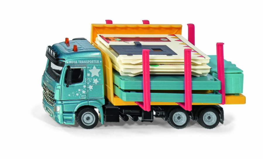Blauer Spielzeug-LKW mit gelber Ladefläche und roter Stütze, beladen mit Stapeln von Karten.