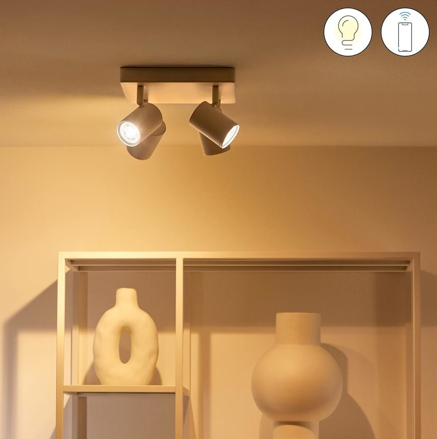 Ein schwenkbarer Deckenstrahler mit zwei Lampen und einem Smartphone-Symbol