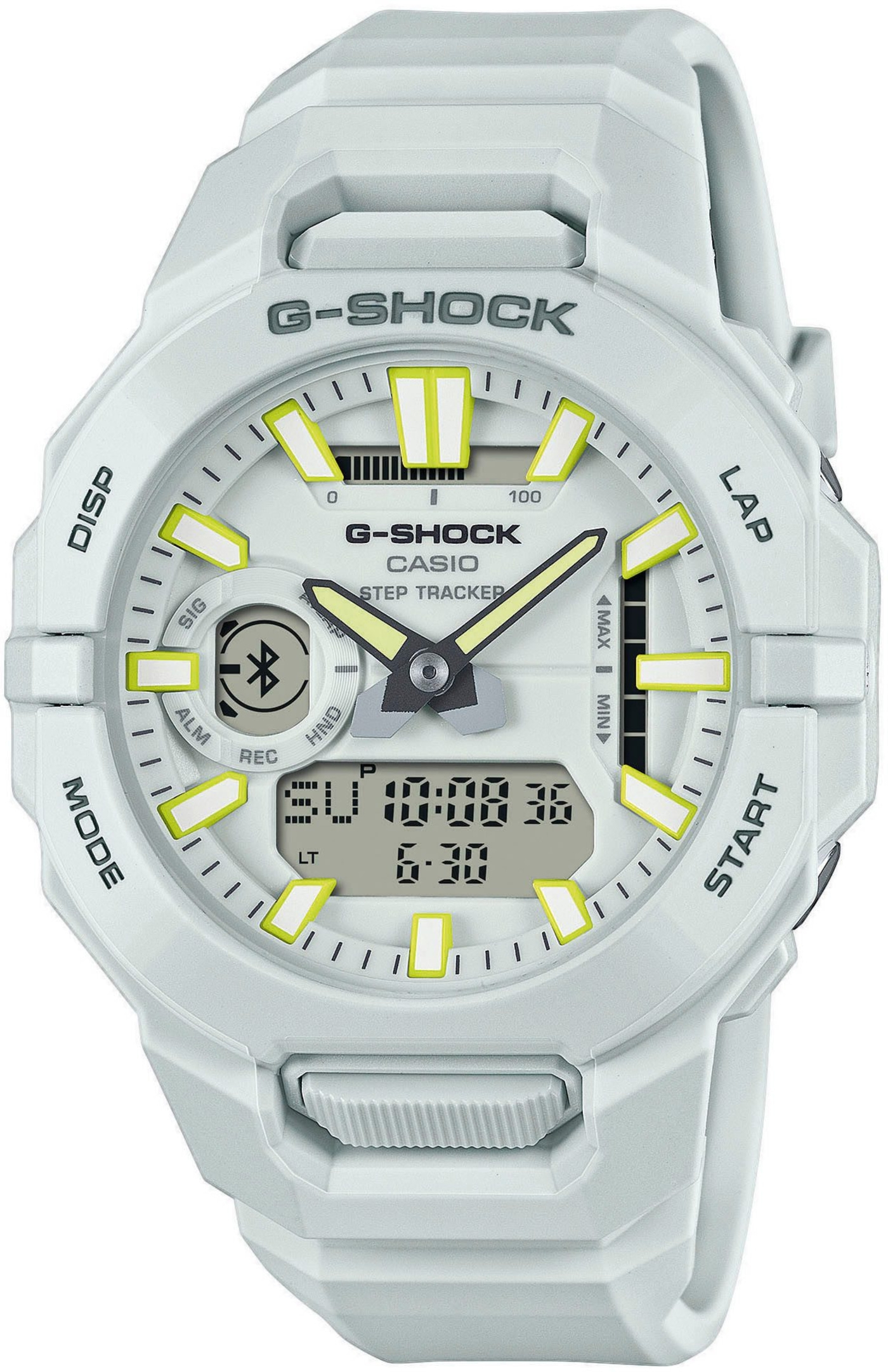 Weiße G-Shock Uhr mit gelben Akzenten und digitalem Display, auf dem die Uhrzeit 10:08:36 angezeigt wird. Der Schrittzähler ist aktiv.