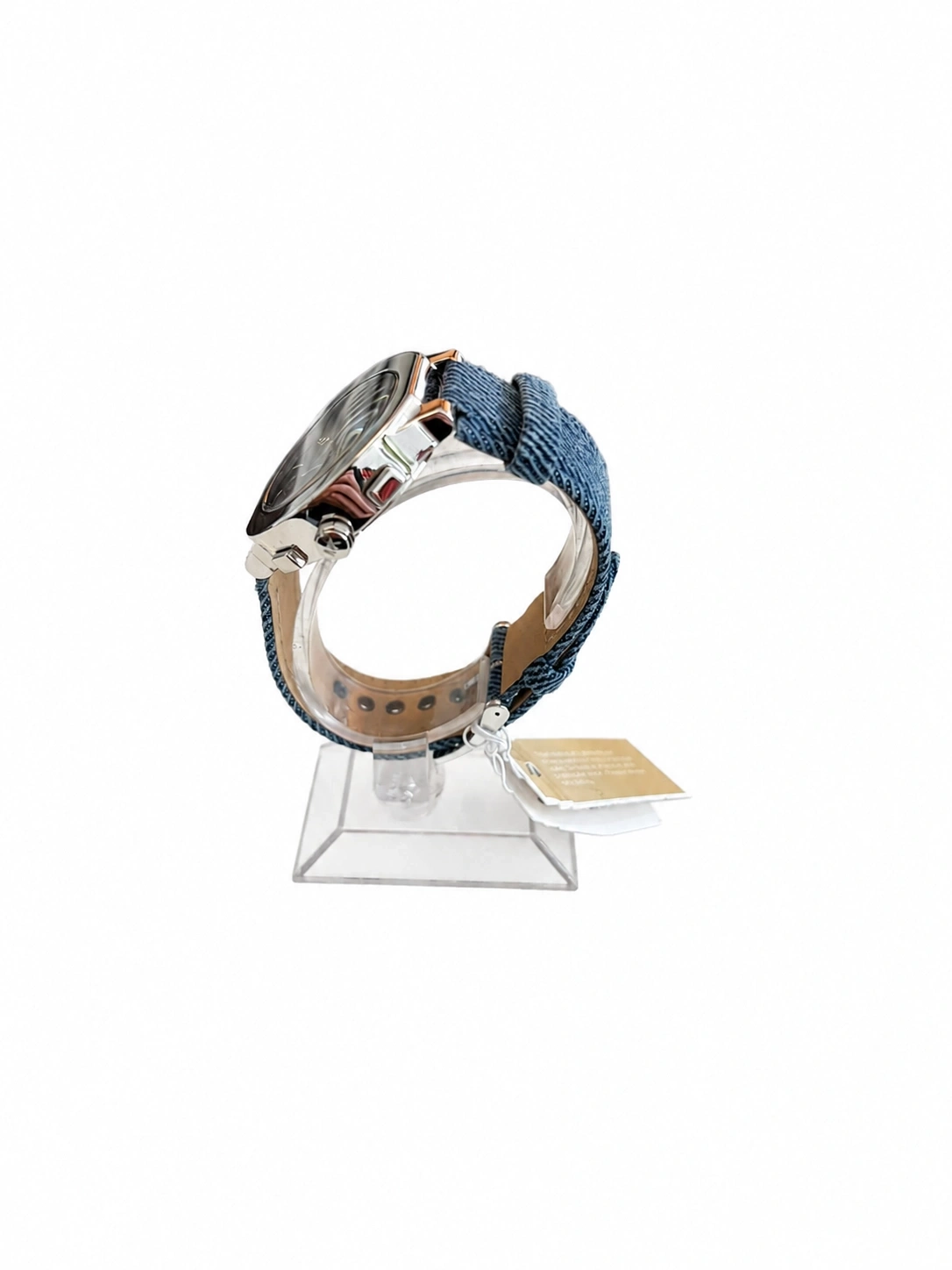 Armbanduhr mit blauem Stoffarmband auf transparentem Ständer