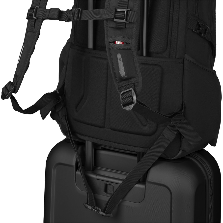 Schwarzer Rucksack auf einem schwarzen Koffer mit Tragegurten und Schnallen.