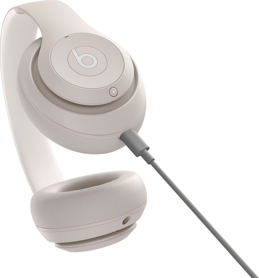 Beige Kopfhörer mit Kabel, Nahaufnahme, isoliert auf weißem Hintergrund, Beats Studio