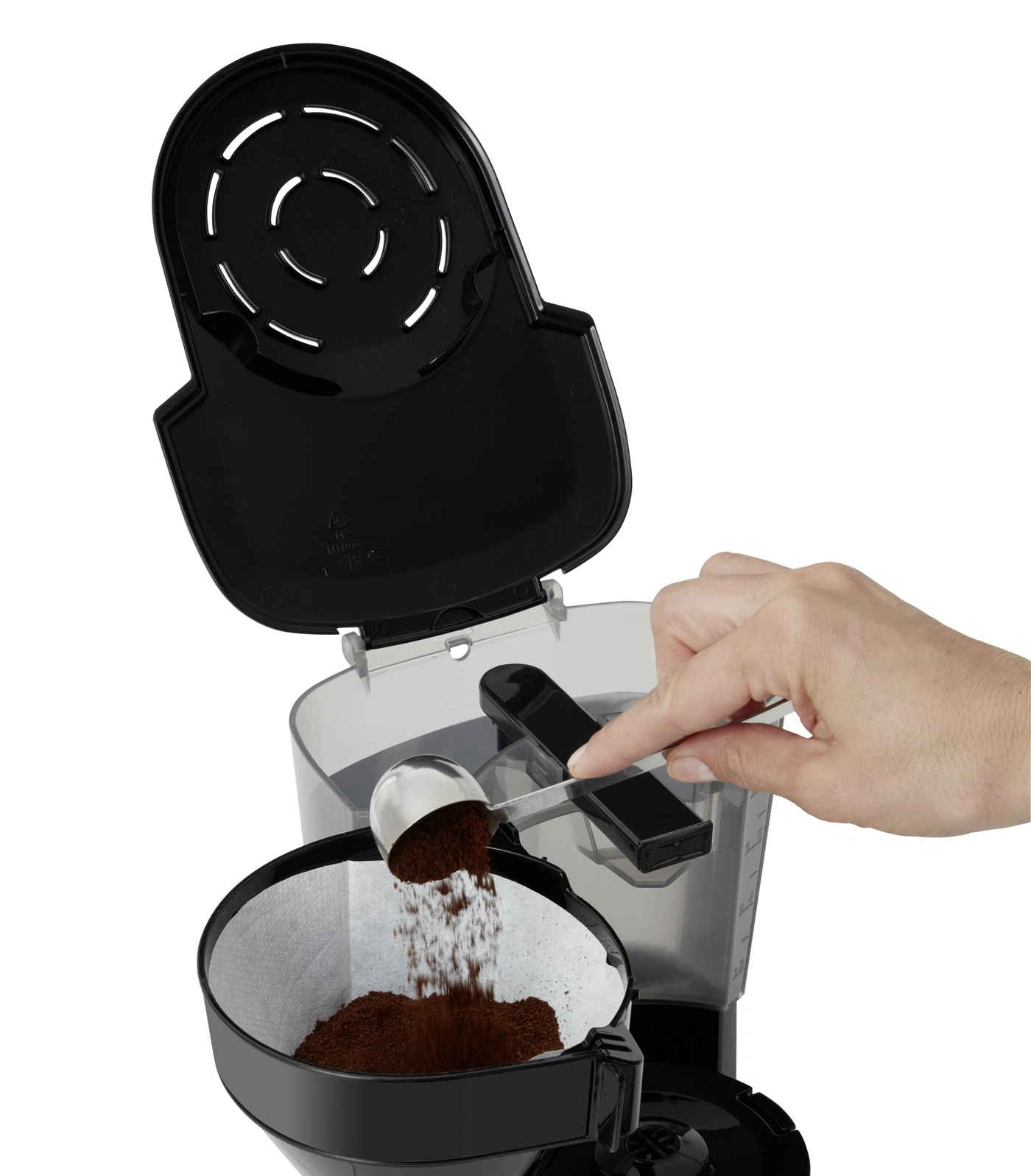 Kaffeemaschine mit Kaffeepulver, Filter und Hand, die Kaffeepulver einfüllt.