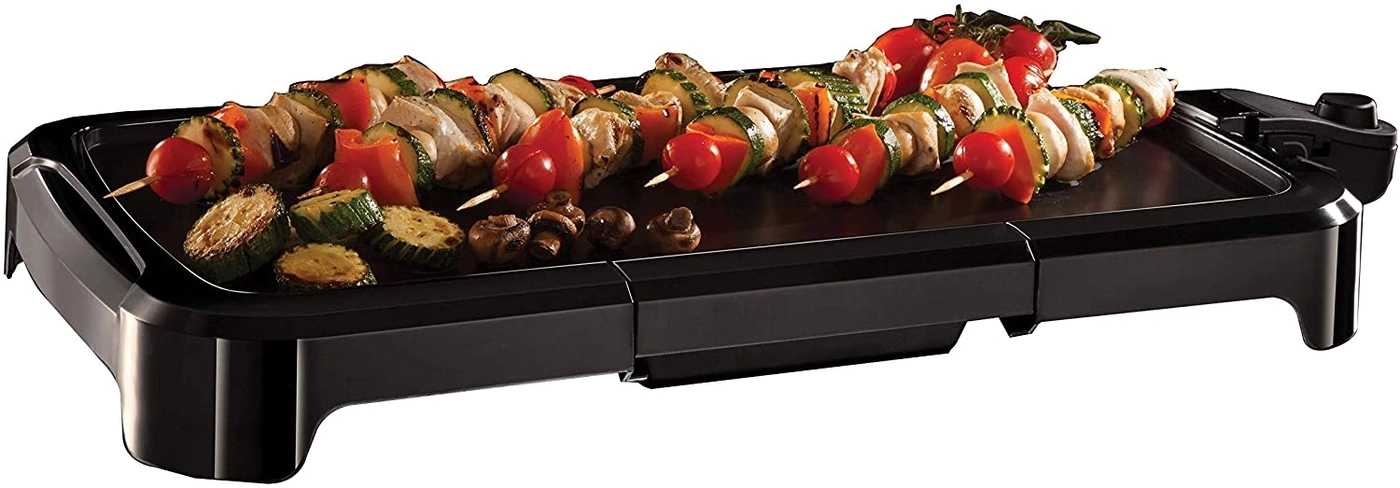 Elektrischer Grill mit Gemüse- und Fleischspießen, bereit zum Grillen