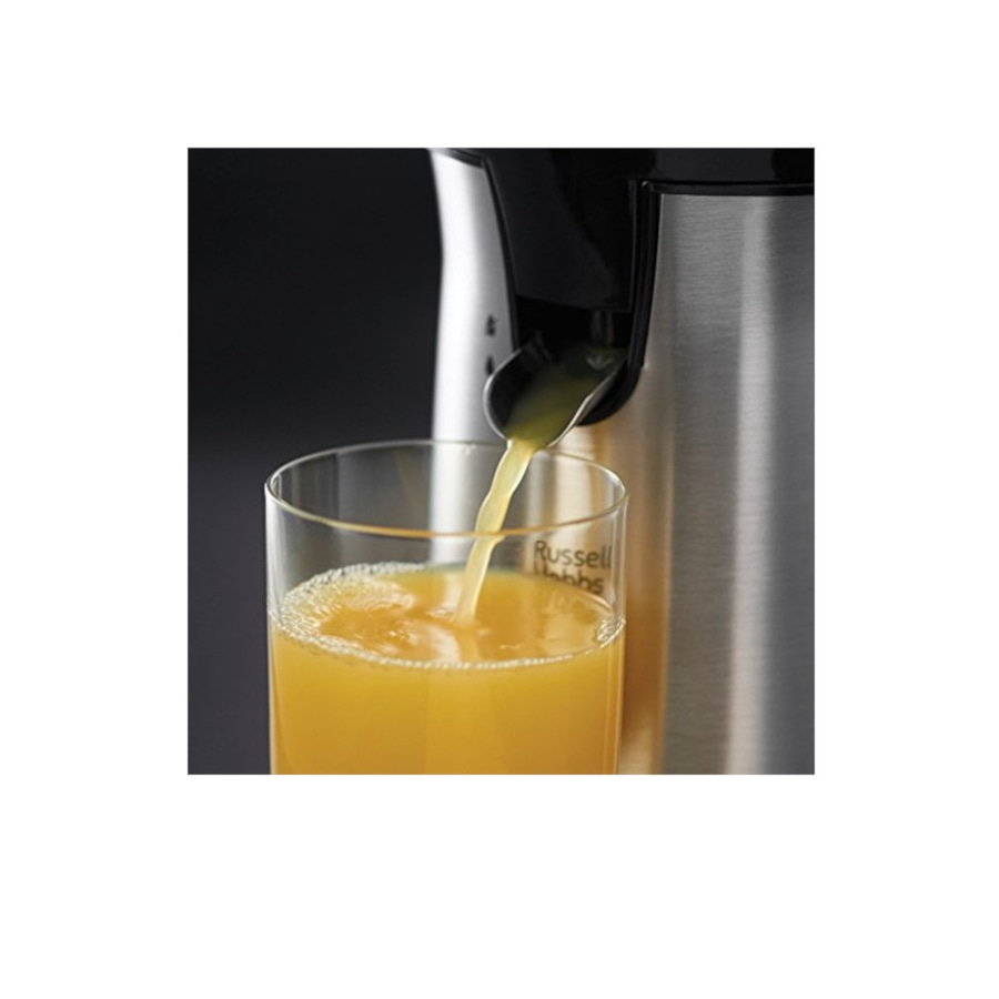 Nahaufnahme eines Entsafters, der Saft in ein Glas gießt, mit dem Logo von Russell Hobbs.