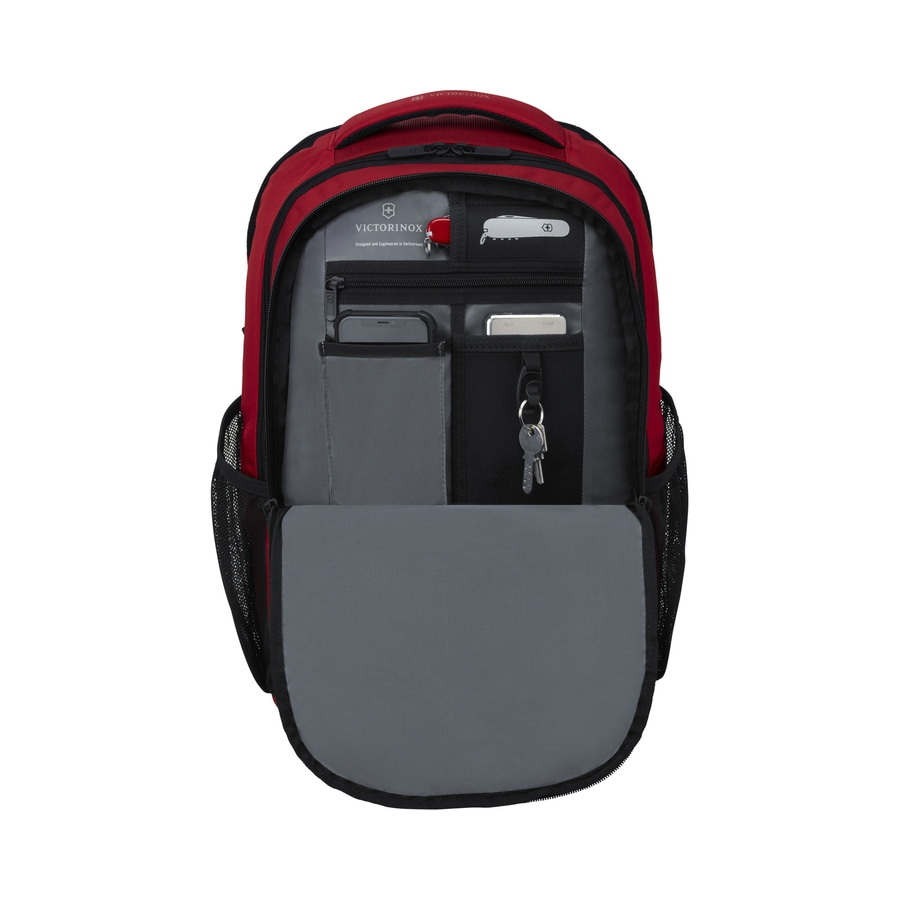 Roter Victorinox Rucksack mit vielen Fächern und Reißverschlüssen, offen