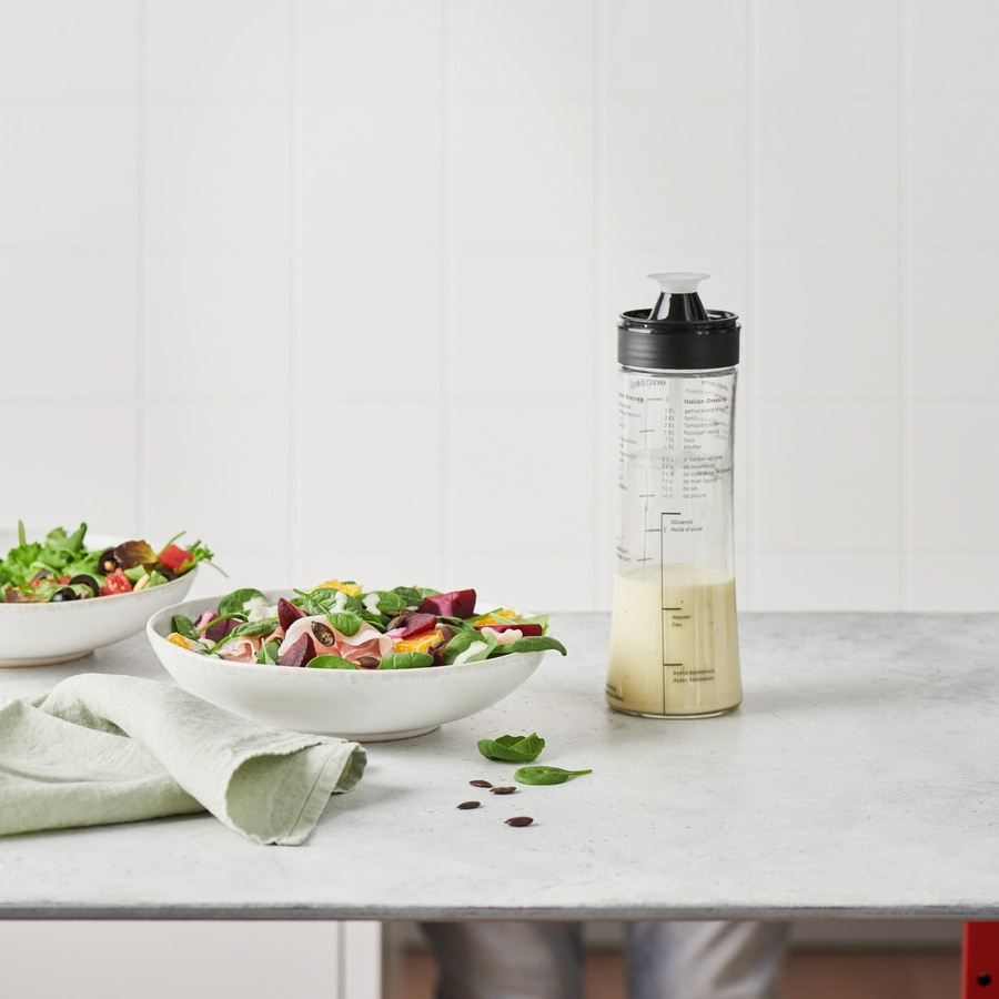 Salat mit Dressing, Flasche, Schüssel, Tisch, Küche, Essen, Zutaten, gesund, frisch, Gemüse