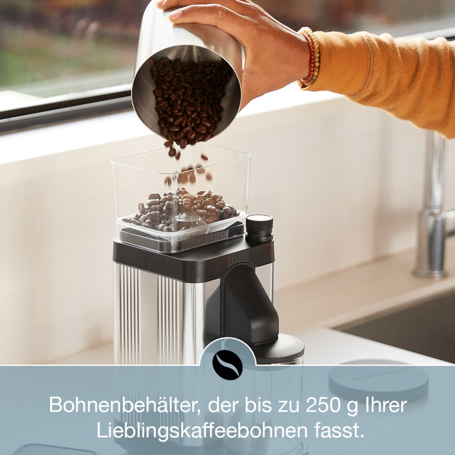 Kaffeebohnen werden in einen Kaffeemühlebehälter gefüllt, der bis zu 250 g fasst.