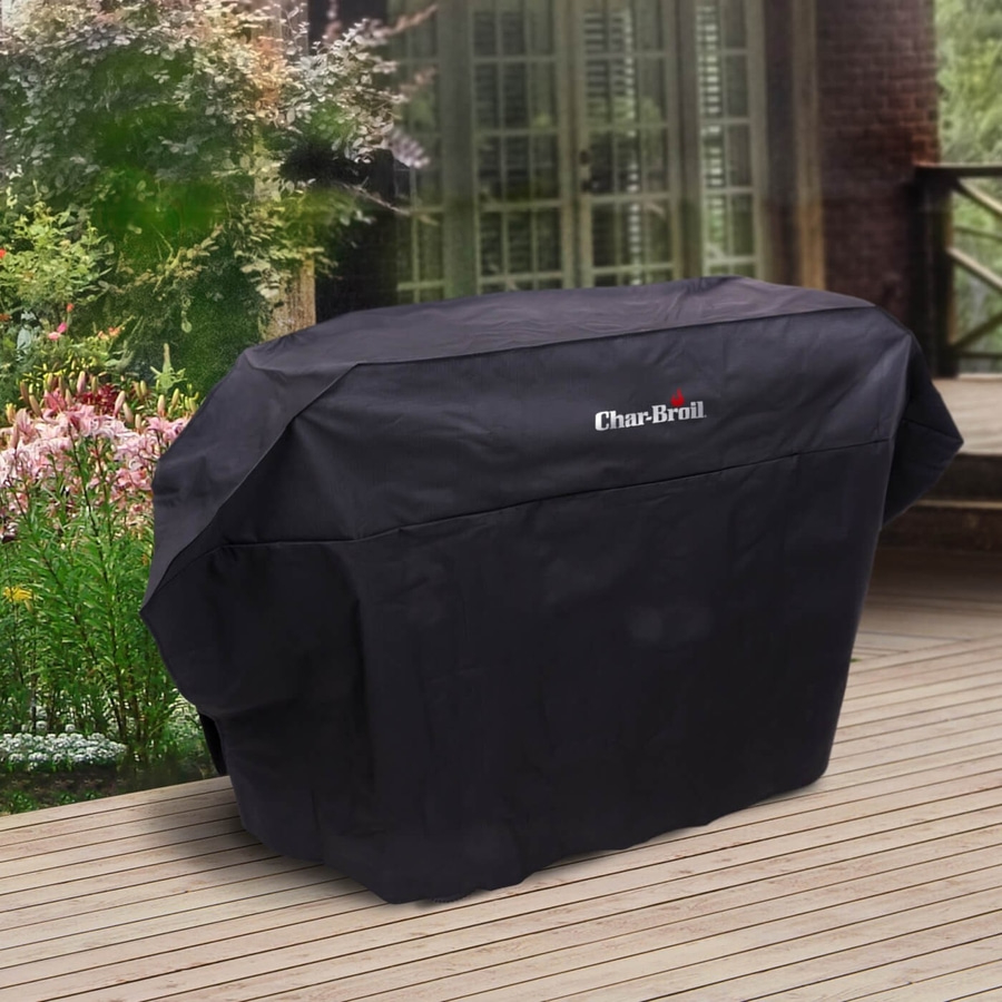 Schwarze Grillabdeckung mit Char-Broil-Logo auf Holzterrasse im Garten