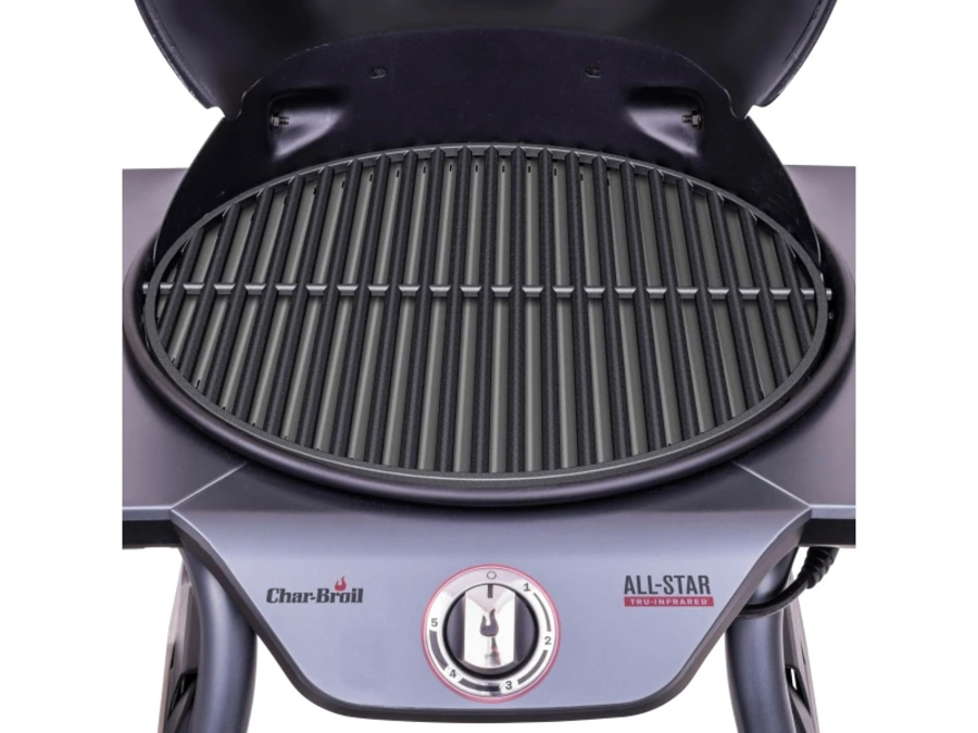 Grill mit offenem Deckel, Grillrost und Bedienfeld mit Drehknopf.