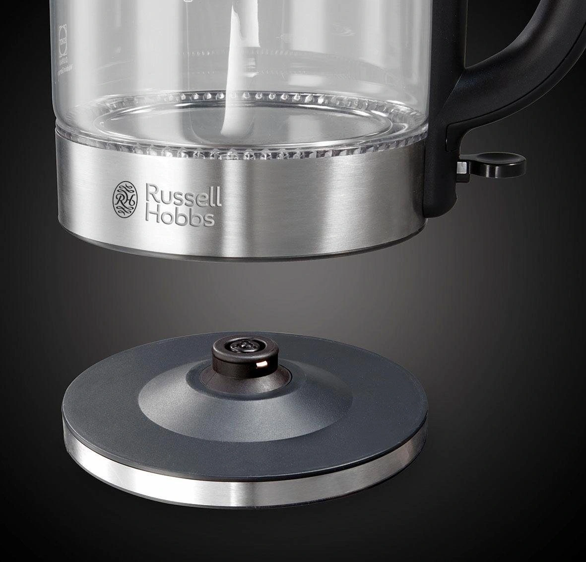 Nahaufnahme eines Wasserkochers von Russell Hobbs auf einem schwarzen Hintergrund