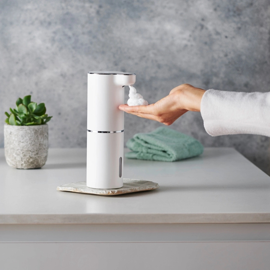 Weißer Seifenspender, Hand mit Schaum, Pflanze, Handtuch, Badezimmer, Waschbecken