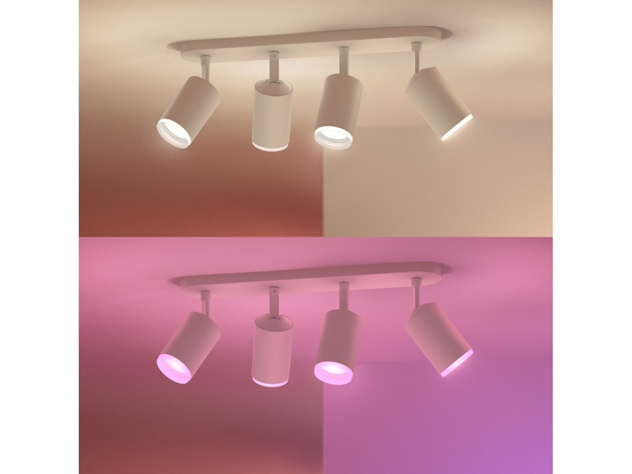 Deckenleuchte mit vier Strahlern, die in verschiedenen Farben leuchten.