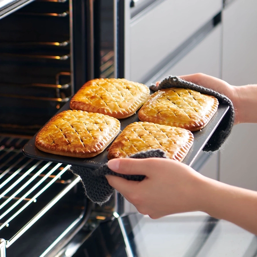 BETTY BOSSI Backblech 4 gefüllte Teigtaschen hitzebeständig bis 220°C anti-haft