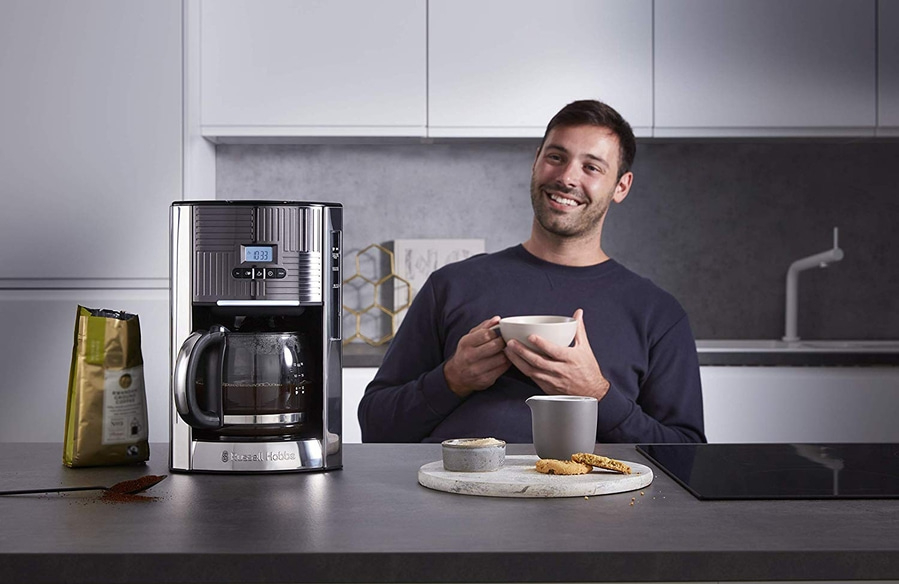 Mann mit Kaffeetasse, Kaffeemaschine, Kekse, Küche, glücklich, lächelnd, Kaffee trinken