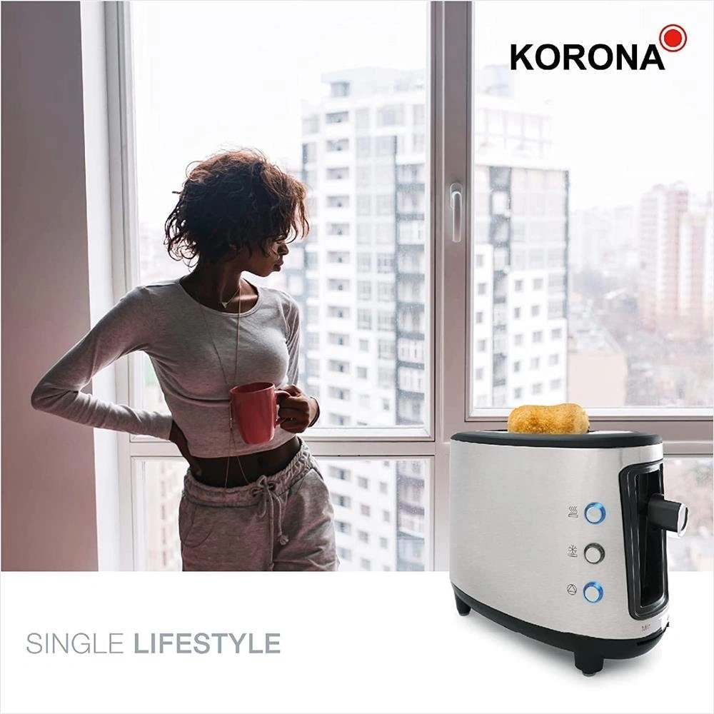 Frau mit Tasse und Toaster, 'Single Lifestyle' vor Fenster mit Stadtblick.