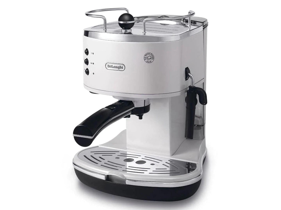 weiße DeLonghi Espressomaschine mit schwarzem Siebträger und Chromdetails